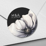 Moderne Monogram Initials Blume Black Wedding Runder Aufkleber<br><div class="desc">Niedliches und schlichtes modernes Hochzeitsdesign in Schwarz-Weiß-Blume. Klassisch aber skurril mit schwarz, grau und cremefarbenen Blume mit weißen Schriftart und modernen Schriftzeichen. Bearbeiten Sie den gesamten Text zu Ihren eigenen Informationen. Sie können sogar die Hintergrundfarbe auf alles ändern, was Sie gewollt haben! Ich habe auch andere ähnliche Stile in diesem...</div>