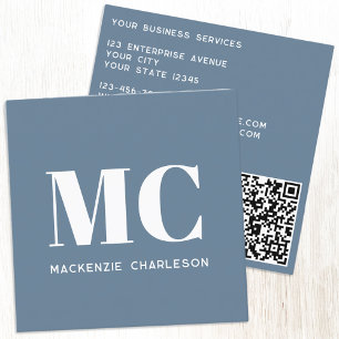 Moderne Monogram Initials QR Code Dusty Blue Gray Quadratische Visitenkarte