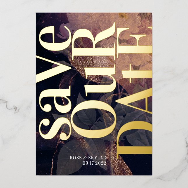 Moderne Monogram Lila Fall Floral Wedding Folieneinladung (Vorderseite)