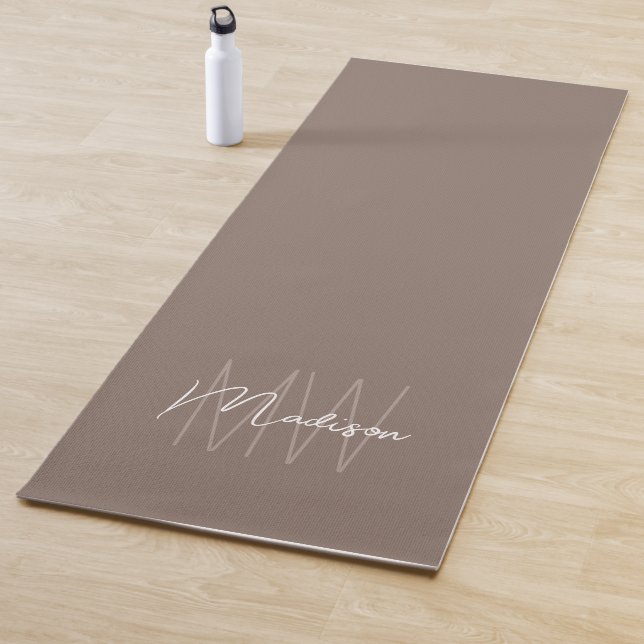 Moderne Monogram Name Script Taupe Yogamatte (Beispiel)