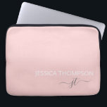 Moderne Monogram Name Stilvolle Blush Pink Girly Laptopschutzhülle<br><div class="desc">Maßgeschneiderter mit Monogramm Skriptname und Initialen modern und niedlich,  mädchenhaft rot und weiß Add Your Names Laptop Sleeve personalisiert und perfekt für das Büro oder die Schule.</div>
