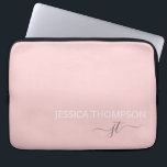 Moderne Monogram Name Stilvolle Blush Pink Girly Laptopschutzhülle<br><div class="desc">Maßgeschneiderter mit Monogramm Skriptname und Initialen modern und niedlich,  mädchenhaft rot und weiß Add Your Names Laptop Sleeve personalisiert und perfekt für das Büro oder die Schule.</div>