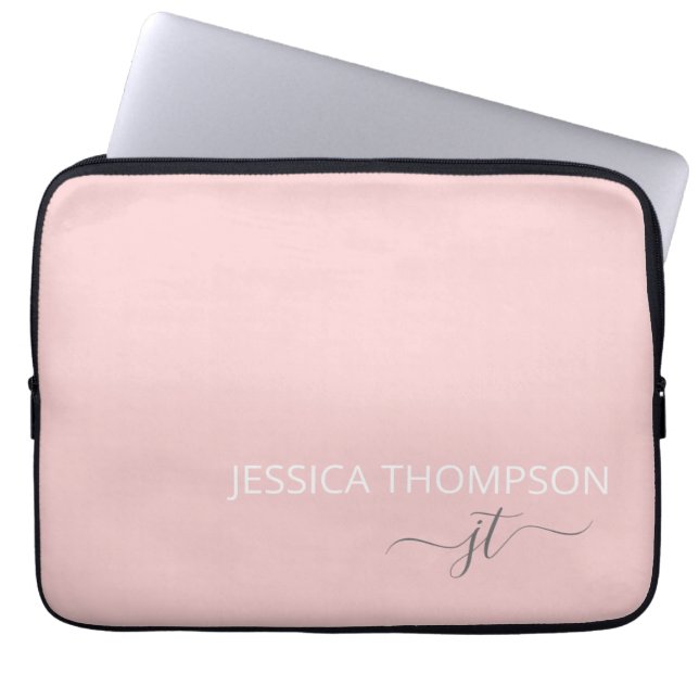Moderne Monogram Name Stilvolle Blush Pink Girly Laptopschutzhülle (Vorderseite)