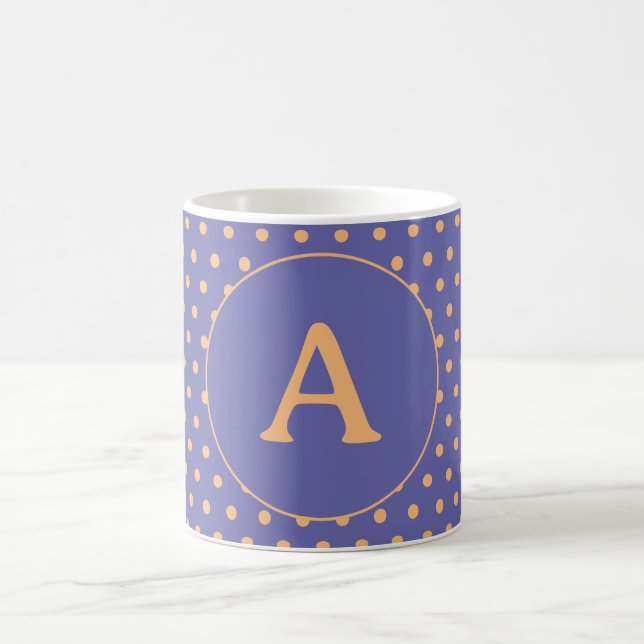 Moderne Monogram Periwinkle Peach Polka Dot Kaffeetasse (Mittel)