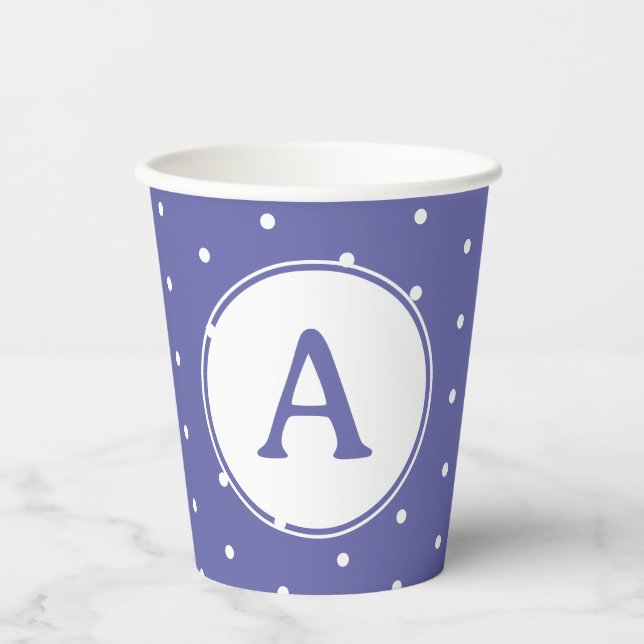 Moderne Monogram Periwinkle Polka Dots Geburtstag Pappbecher (Vorderseite)
