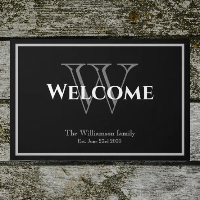 Moderne Monogram Script Name Chic Wedding Willkomm Fußmatte (Monogram initial welcome doormat. Name & date established on black background. Perfect wedding gift.)