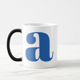 Moderne Monogramm Anfangsbuchstabe in Periwinkle Verwandlungstasse