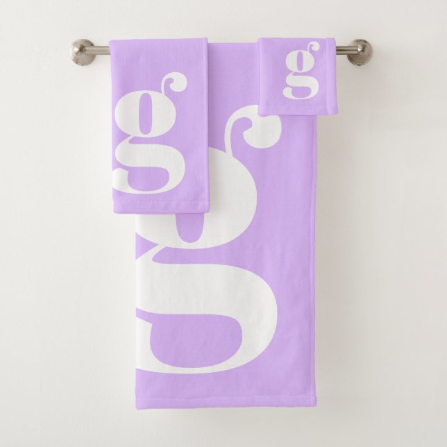 Moderne Monogramm-Anfangsbuchstabe Pastell-Lavende Badhandtuch Set (Insitu)
