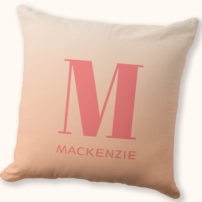 Moderne Monogramm Anfangsname Peach Gradient Kissen (Monogram initial name personalized peach gradient throw pillow )