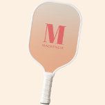 Moderne Monogramm Anfangsname Peach Gradient Pickleball Schläger<br><div class="desc">Moderne Typografie minimalistisch monogramm Initialname Design,  die geändert werden können,  um personalisieren. Pfirsichfarbener Hintergrund</div>