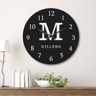 Moderne Monogramm-Familienname Schwarz und Weiß Große Wanduhr