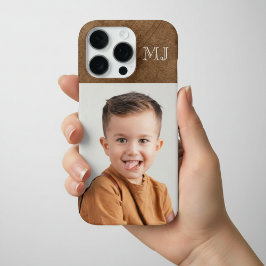 Moderne Monogramm-Fotocollage in abgenutztem Braun iPhone 16 Pro Hülle