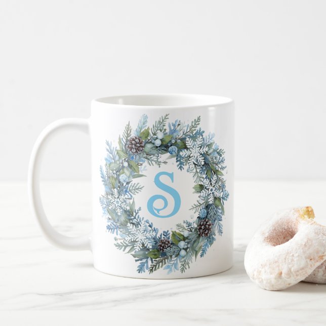 Moderne Monogramm-Initial-Winter-Wreath Kaffeetasse (Mit Donut)