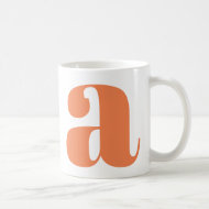 Moderne Monogramm-Initiale in Orange Kaffeetasse