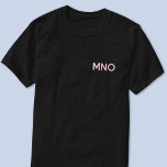 Moderne Monogramm-Initialen lassen SchattenWappen  T-Shirt<br><div class="desc">Moderne minimalistische Monogramm-Initialen lassen das Schattendesign des Wappen fallen,  das auf Personalisierung umgestellt werden kann. Weiße Typografie mit einem bordeauxfarbenen Schlagschatten.</div>