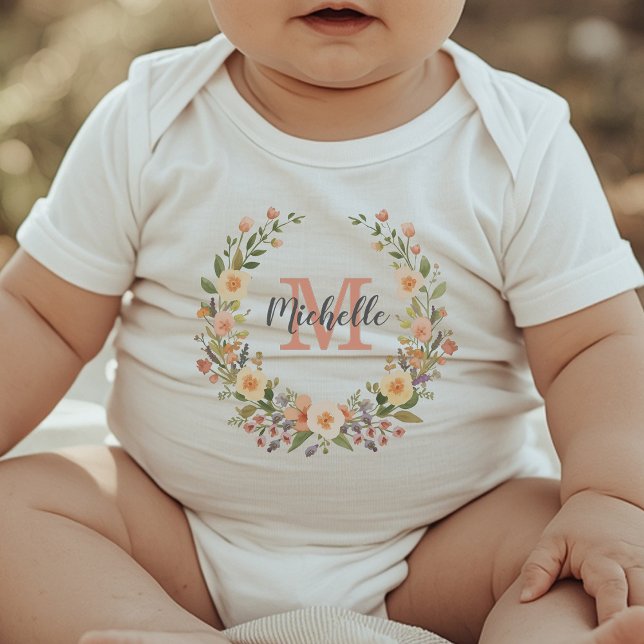 Moderne Monogramm Mädchen-Rosenkranz Personalisier Baby Strampler (Von Creator hochgeladen)