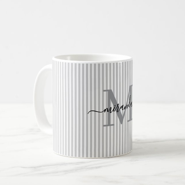 Moderne Monogramm-Name mit grauer Streifenmusterun Kaffeetasse (Vorderseite Links)