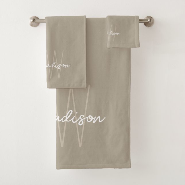 Moderne Monogramm Name Script Beige Badhandtuch Set (Insitu)
