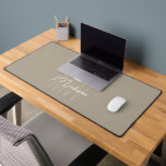 Moderne Monogramm Name Script Beige Schreibtischunterlage<br><div class="desc">Erweitern Sie Ihren Arbeitsbereich mit dieser modernen Monogram Name Script Desk Mat, mit personalisierten Initialen und Ihrem Namen in einem eleganten, modernen Skript. Dieses elegante Schreibtischpad wurde sowohl für Stil als auch Funktion konzipiert und bietet eine glatte Oberfläche für die Maus und schützt Ihren Schreibtisch. Ideal für Zuhause-Büros, Firmen, Studierende...</div>