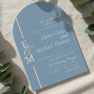 Moderne Monogramm-Schrift Staubblau-Bogen-Hochzeit Einladung