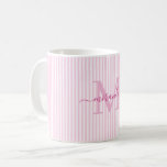 Moderne Monogramm-Schriftzug mit rosa Streifen Kaffeetasse<br><div class="desc">Beginnen Sie Ihren Morgen stilvoll mit diesem personalisierten rosa gestreiften Kaffeebecher, der dafür entworfen wurde, zeitlosen Charme in jeden Schluck zu bringen. Mit einem weichen rosa und weiß gestreiften Hintergrund wird dieser elegante Becher mit Ihrem monogrammierten Anfangsbuchstaben und Ihrem vollständigen Namen in einer eleganten Schreibschrift personalisiert – was ein weibliches,...</div>