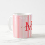Moderne Monogramm-Schriftzug Red Stripe Name Kaffeetasse<br><div class="desc">Beginnen Sie Ihren Morgen stilvoll mit diesem personalisierten roten Streifenkaffeebecher, der dafür entworfen wurde, zeitlosen Charme in jeden Schluck zu bringen. Mit einem weichen rot-weißen Streifenmuster im Hintergrund ist dieser elegante Becher mit Ihrem monogrammierten Anfangsbuchstaben und Ihrem vollständigen Namen in einer eleganten Schreibschrift personalisiert – was einen femininen, raffinierten Look...</div>