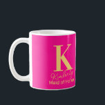 Moderne Monogramm-Trauzeugin Hot Pink Kaffeetasse<br><div class="desc">Dies ist ein modernes, personalisiertes Monogramm und Namensdesign für Ihre Trauzeugin. Dieses stilvolle Design ist in hellen, trendigen Farben, heiß rosa und orange gelb, mit stilvollen Typografie. Es ist perfekt als personalisiertes Geschenk für Ihre Trauzeugin und ideal als Brautparty Dankeschön oder als Gastgeschenk, Accessoire oder Keepsake für Ihren Junggeselinnen-Abschied. Fügen...</div>