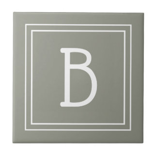Moderne monogrammierte Anfangsbuchstaben in Salbei Fliese
