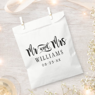 Moderne Mr und Mrs Black Script Hochzeit Geschenktütchen
