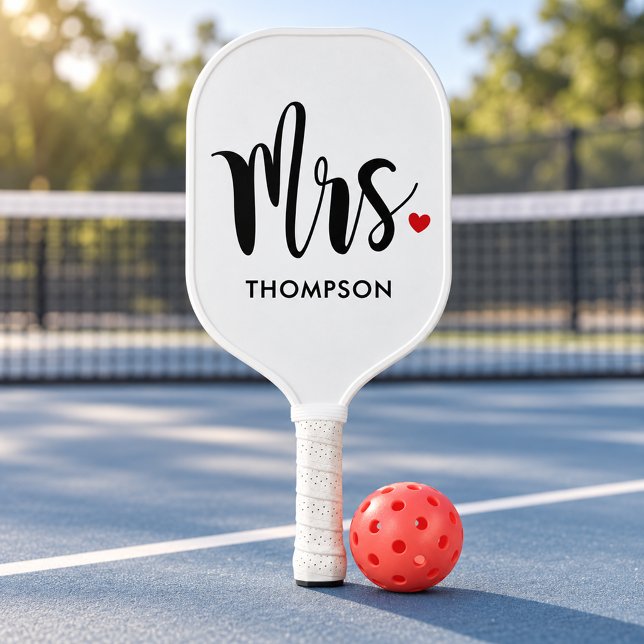 Moderne Mrs Script Hochzeit Herz Pickleball Schläger (Von Creator hochgeladen)