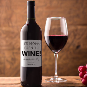 Moderne Mums verwandeln sich in Wein! Tag der glüc Weinetikett