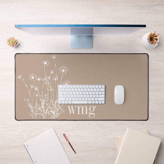 Moderne Mushroom Tan & White Wildblumen Monogram Schreibtischunterlage (Büro 1)