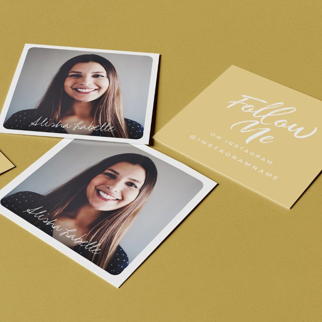 Moderne Mustard Yellow Social Media Follow me Me F Quadratische Visitenkarte (Von Creator hochgeladen)