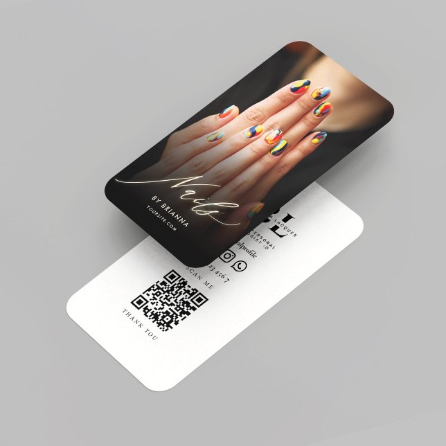 Moderne Nails Salon Nail Artist Monogram QR Visitenkarte (Modern Nails Salon Nail Artist Monogram QR Business Card
)