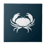 Moderne Nautical Navy Blue Crab Kitchen Backsplash Fliese<br><div class="desc">Set von Ihrer Küche nautische Dekoration mit diesen modernen Nautical Navy Blue Crab Kitchen Backsplash Keramik Fliesen.  Dieses schlichte,  moderne Design hat einen individuell anpassbaren blauen Hintergrund und eine weiße Krabbe-Silhouette.  Wählen Sie die gewünschte Farbe aus,  indem Sie auf Vorlage personalisieren klicken.</div>