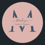 Moderne Navy Blue Blush Monogram Wedding Vielen Da Runder Aufkleber<br><div class="desc">Personalisierte marineblau und rot-monogramm Hochzeit danke Ihnen Aufkleber mit einem modernen Script-Schriftart. Einfach online personalisieren. Die passenden Produkte ergänzen diese eleganten Monogramm Hochzeitsetiketten.</div>
