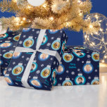 Moderne Navy Blue Foto Ornamente Custom Christmas Geschenkpapier<br><div class="desc">Wrap deine Weihnachtsgeschenke im Stil! Dieses festliche Geschenkpapier bietet hellblaue, dunkelblaue, aquamarine und silberfarbene runde Zierrahmen mit Platz für drei (3) verschiedene Fotos. Weiße Winterschneeflocken und Herzen prägen das Design. Die marineblau bedruckte Hintergrundfarbe kann angepasst werden. Auch die frohe Weihnachtsschrift in der modernen Schrift kann personalisiert sein. Foto-Tipp: schneiden Sie...</div>