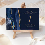 Moderne Navy Blue Gold Agate Hochzeit Tischnummer<br><div class="desc">Der links Rand dieser eleganten,  modernen Hochzeitskarte weist eine marineblau-blaue Aquarellgrenze mit vergoldetem Imitat-Glitzer auf. Der anpassbare Text kombiniert goldfarbene Handschrift,  kursiv und kopperplate Schriftart auf marineblarem Hintergrund.</div>
