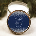 Moderne Navy Blue Silver Glitzer Edge Wedding Runder Aufkleber<br><div class="desc">Dieser elegante,  moderne Hochzeitsaufkleber zeichnet sich durch ein Imitat silberner Glitzer-Design am oberen und unteren Rand aus. Einfach den silbergrauen Text auf einem marineblau-blauen Hintergrund anpassen,  mit den Namen des Paares in silbergrauer Handschrift Kalligraphie über einen großen Ampersand.</div>