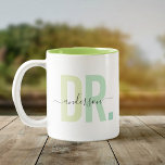 Moderne neue Doktor-Individuelle Name-Wertschätzun Zweifarbige Tasse<br><div class="desc">Niedliches,  modernes Sprichwort DR in moderner Typografie in staubigen Grün-Tönen mit Familiennamen in trendiger Schriftzeichen-Kalligraphie auf einer zweifarbigen Kaffee-Tasse. Perfektes Dankeschön für einen Spezialisten in Ihrem Leben,  ein herzliches Dankeschön oder ein Promotion-Abschluss!</div>
