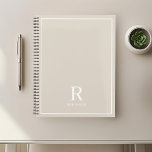Moderne neutrale Creme Beige Familienname Planer<br><div class="desc">Individuell gestaltetes Planerheft mit klassischem,  modernem Familiennamen Monogramm-Design auf neutralem,  erdigen Farbhintergrund.</div>