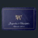 Moderne Niedliche Blue Monogram Names New Wedding Badematte<br><div class="desc">Moderne, Niedliche Blue Monogram Names Newlywed Wedding Bath Mat. Schick personalisierte Marineblau und goldene mit Monogramm Badematte. Klassische Schrift für den mit Monogramm Vornamen, die Namen der Braut und des Bräutigams und das Datum auf einem schicken marineblauen Hintergrund. Ein ideales Geschenk für frisch gezapfte, verlobte Paare oder für Ihr eigenes...</div>