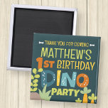 Moderne Niedliche Dino Dinosaur Kid's Geburtstag V Magnet<br><div class="desc">Besteht aus lustigen Sans Serif handgeschriebene Typografie; Niedliche T-REX Dinosaurier im Hintergrund. Entworfen von Select Party Supplies,  exklusiv für Zazzle. Abrufbar unter: http://www.zazzle.com/store/selectpartysupplies</div>