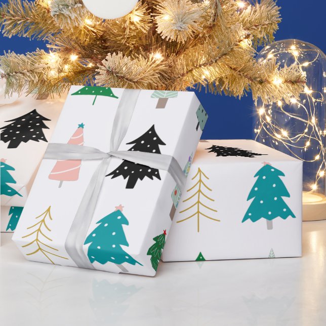 Moderne niedliche Weihnachtsbäume in weißem Grün Geschenkpapier (Feiertage)