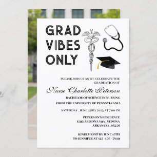 Moderne Nurse Graduation Party für kundenspezifisc Einladung