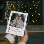 Moderne Nutcracker Frohe Weihnachts-Foto Typografi Feiertagskarte<br><div class="desc">Es ist wieder die Zeit des Jahres - Weihnachten! Schauen Sie sich nur diese moderne und trendige Weihnachtskarte an, um die Freude und die Botschaft der Liebe Ihrer Familie zu teilen. Die festliche Typografie in Bordeaux hebt sich von der Karte ab und wird durch einen Aquarell-Nussknacker hervorgehoben, der Ihr liebstes...</div>