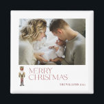 Moderne Nutcracker Frohe Weihnachts-Foto Typografi Magnet<br><div class="desc">Erleben Sie mit diesem Modern Nutcracker Frohe Weihnachts-Foto Typografie Magnet den Urlaubssinn. Dieser schöne Magnet ergänzt Ihre Einrichtung perfekt und bringt allen, die es sehen, ein Lächeln! Die festliche Bordeaux-Typografie hebt sich von der Wasserfarbe Nutcracker ab und verleiht ihr ein einzigartiges Aussehen. Sie können es sogar mit Ihrem Foto und...</div>