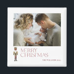 Moderne Nutcracker Frohe Weihnachts-Foto Typografi Magnet<br><div class="desc">Erleben Sie mit diesem Modern Nutcracker Frohe Weihnachts-Foto Typografie Magnet den Urlaubssinn. Dieser schöne Magnet ergänzt Ihre Einrichtung perfekt und bringt allen, die es sehen, ein Lächeln! Die festliche Bordeaux-Typografie hebt sich von der Wasserfarbe Nutcracker ab und verleiht ihr ein einzigartiges Aussehen. Sie können es sogar mit Ihrem Foto und...</div>