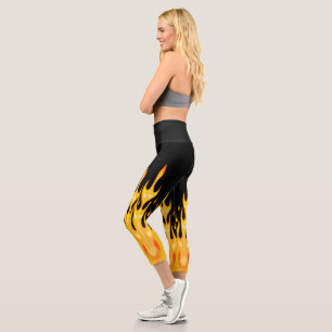 Moderne orange-gelbe Feuer Flammen schwarz Capri Leggings