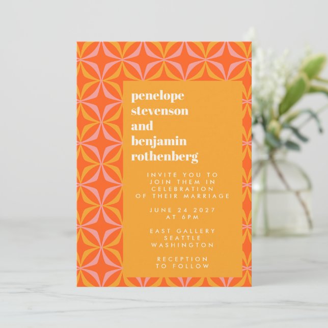 Moderne Orange Yellow Retro Typografy Wedding Einladung (Stehend Vorderseite)